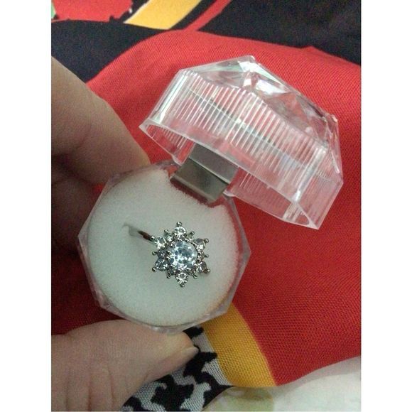 Flower Shape Halo Ring Size 7.5 Ring Zircon 14k Gold Plated Alloy Finger Ring 💍 - Picture 6 of 11